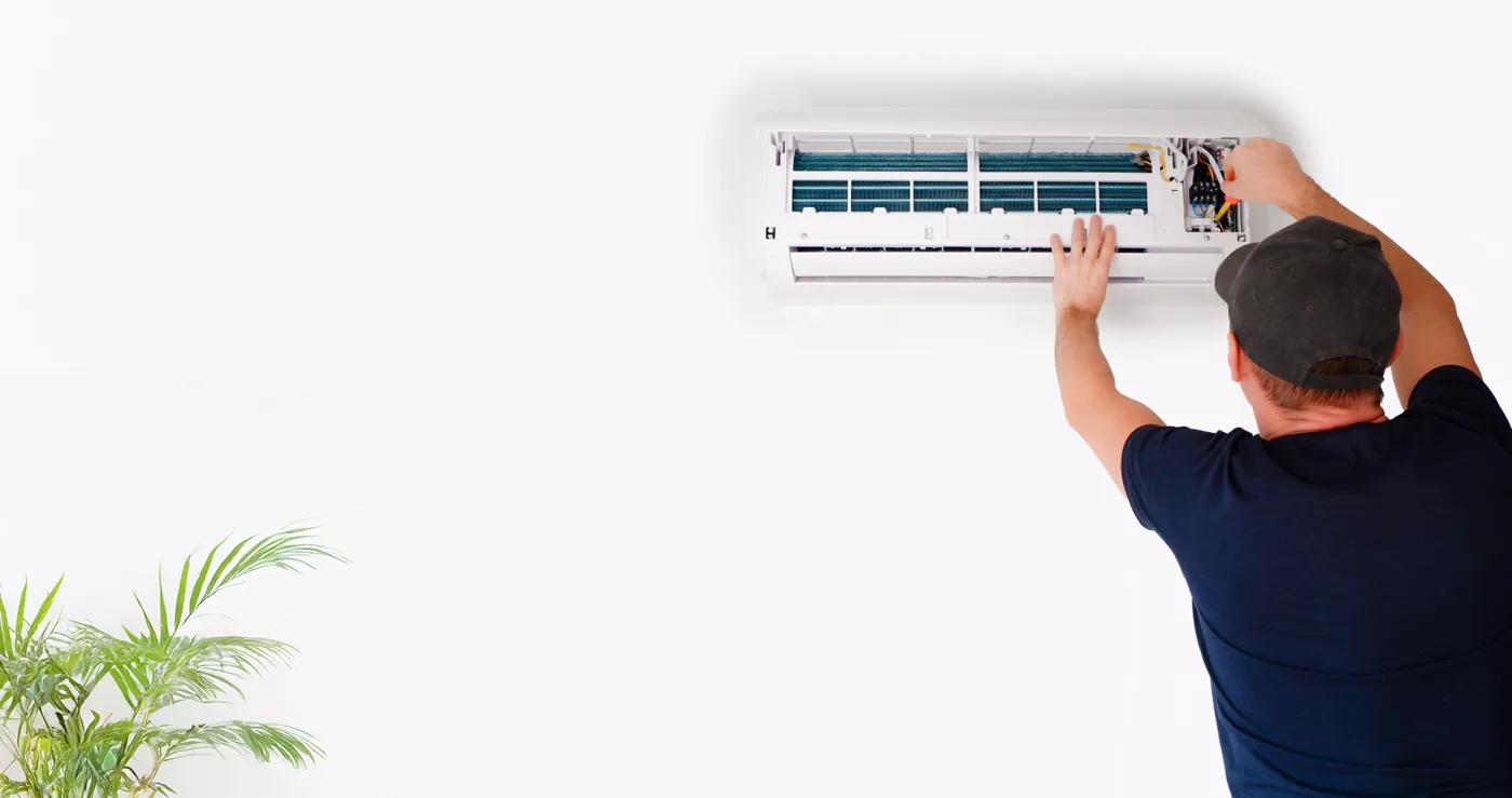 Technicien installant un climatiseur mural